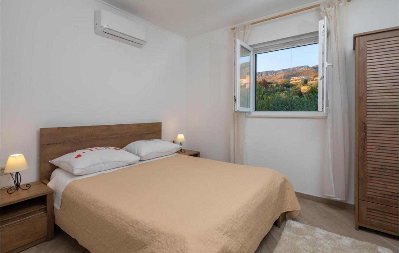 Cozy Home In Zrnovnica With Wifi מראה חיצוני תמונה