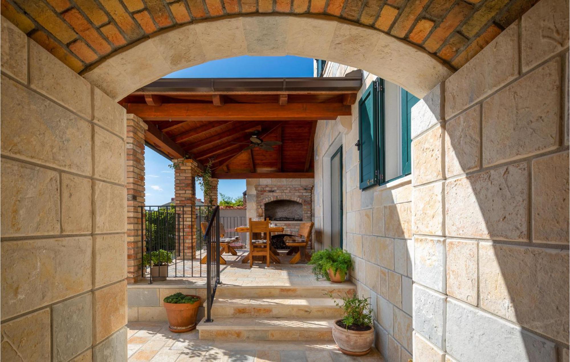 Cozy Home In Zrnovnica With Wifi מראה חיצוני תמונה