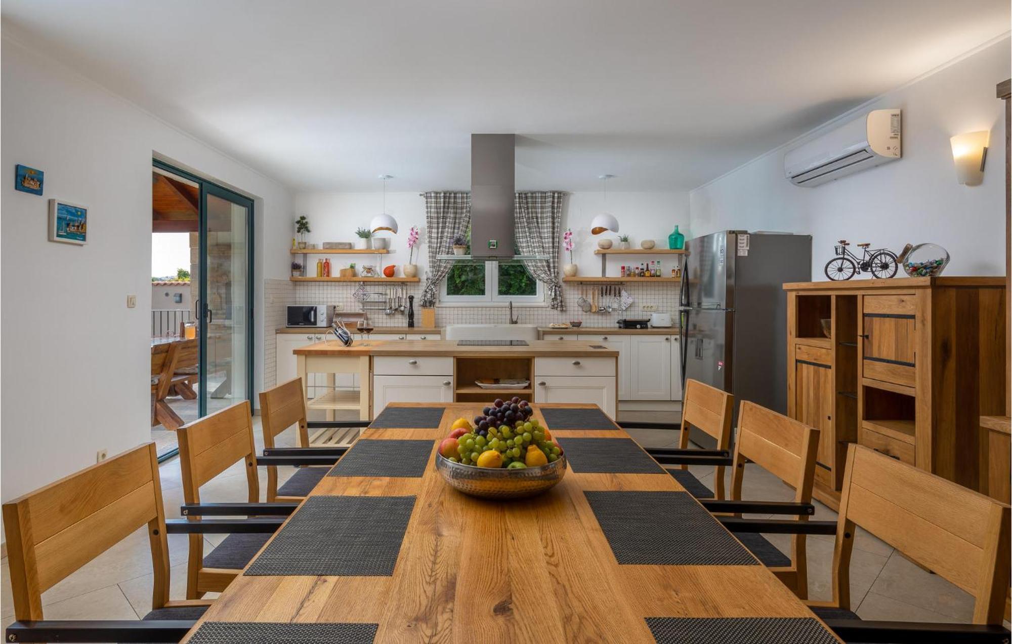 Cozy Home In Zrnovnica With Wifi מראה חיצוני תמונה