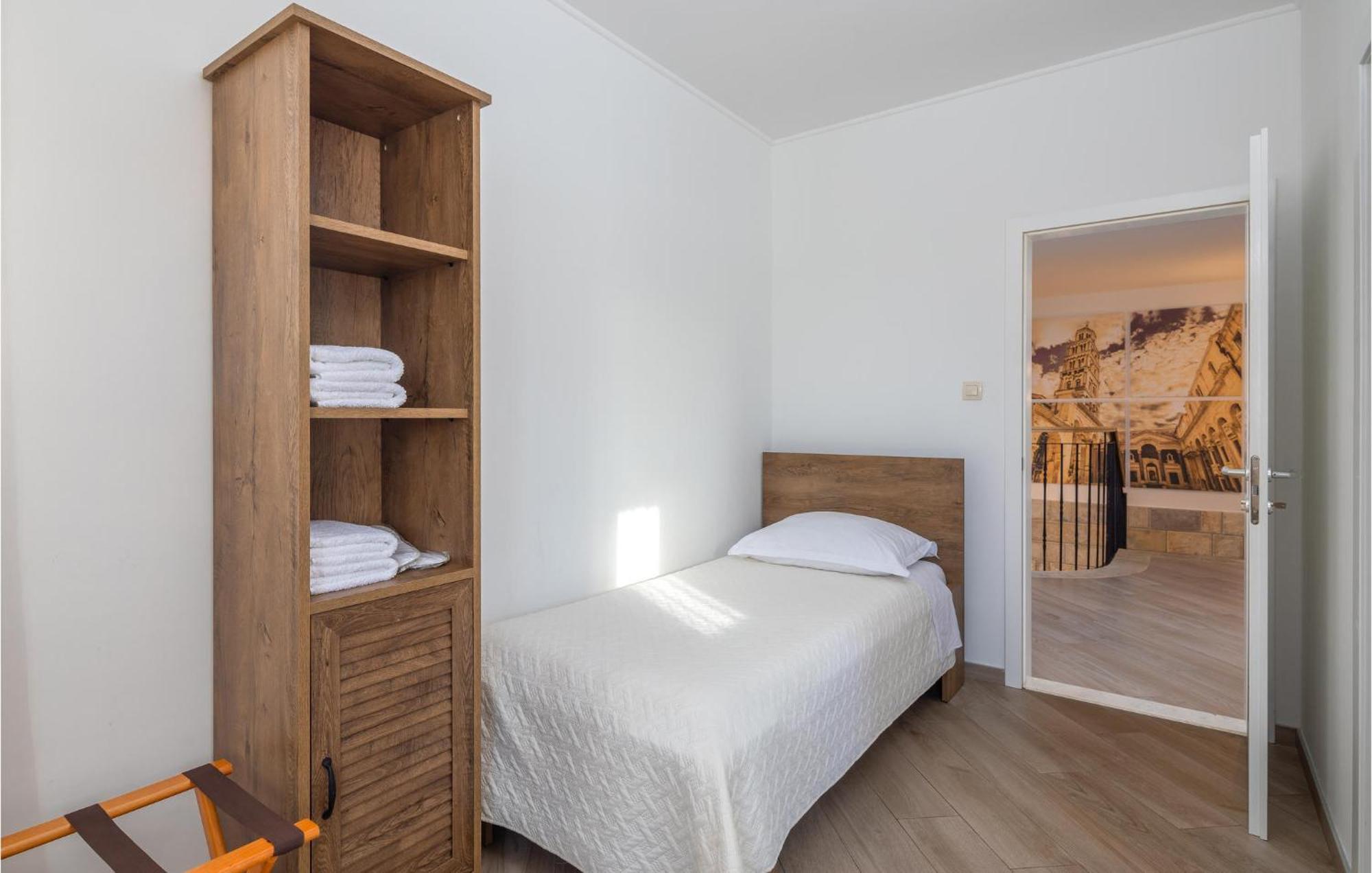 Cozy Home In Zrnovnica With Wifi מראה חיצוני תמונה