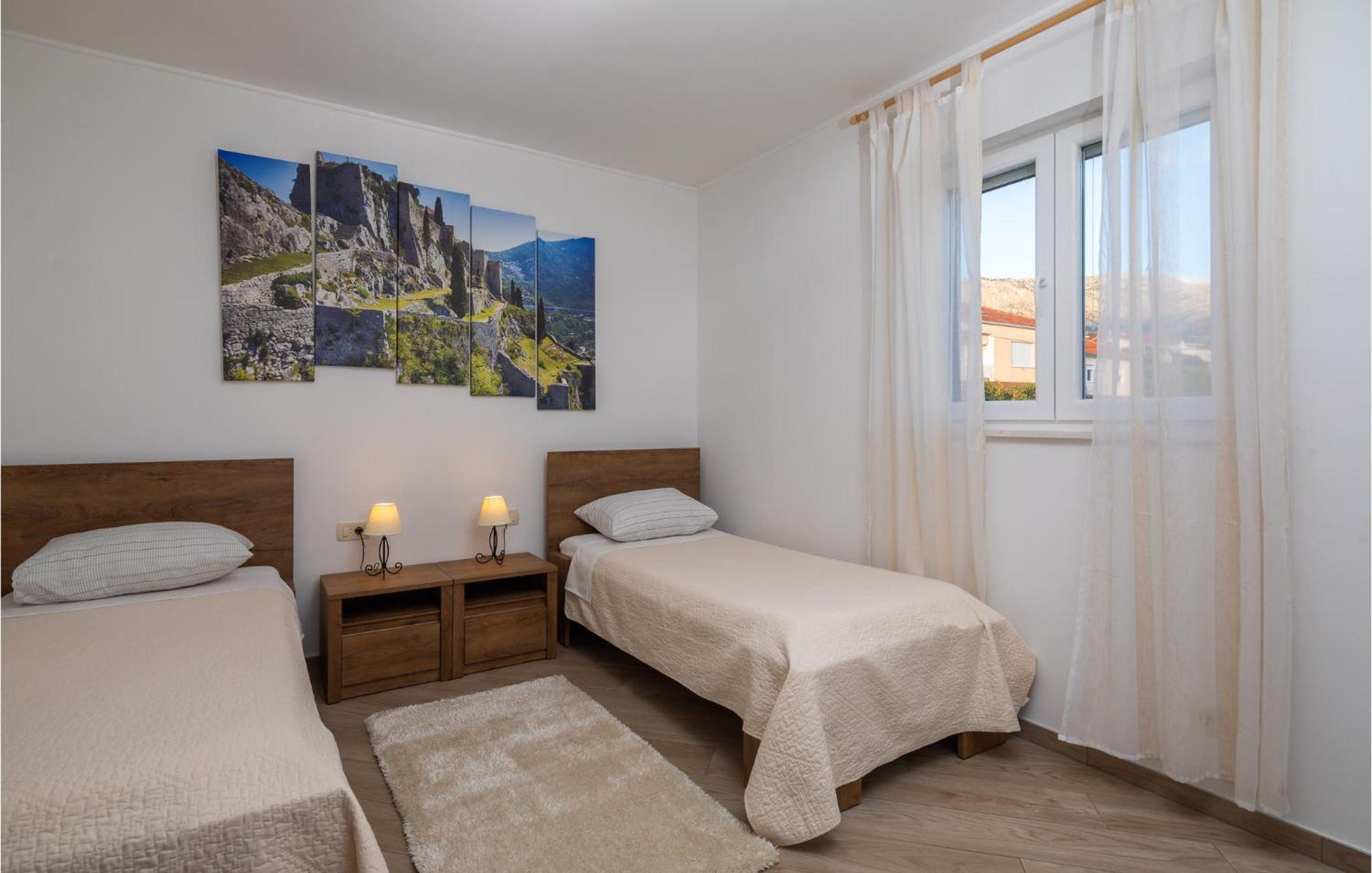 Cozy Home In Zrnovnica With Wifi מראה חיצוני תמונה
