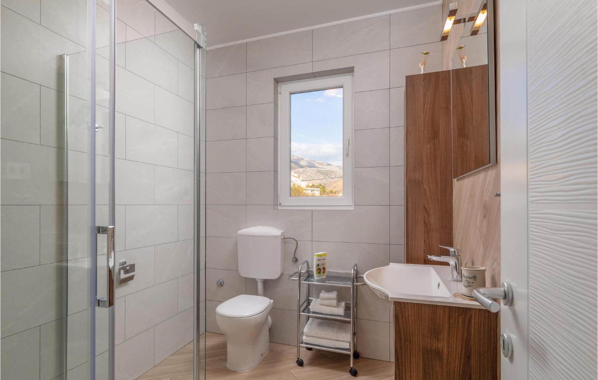 Cozy Home In Zrnovnica With Wifi מראה חיצוני תמונה