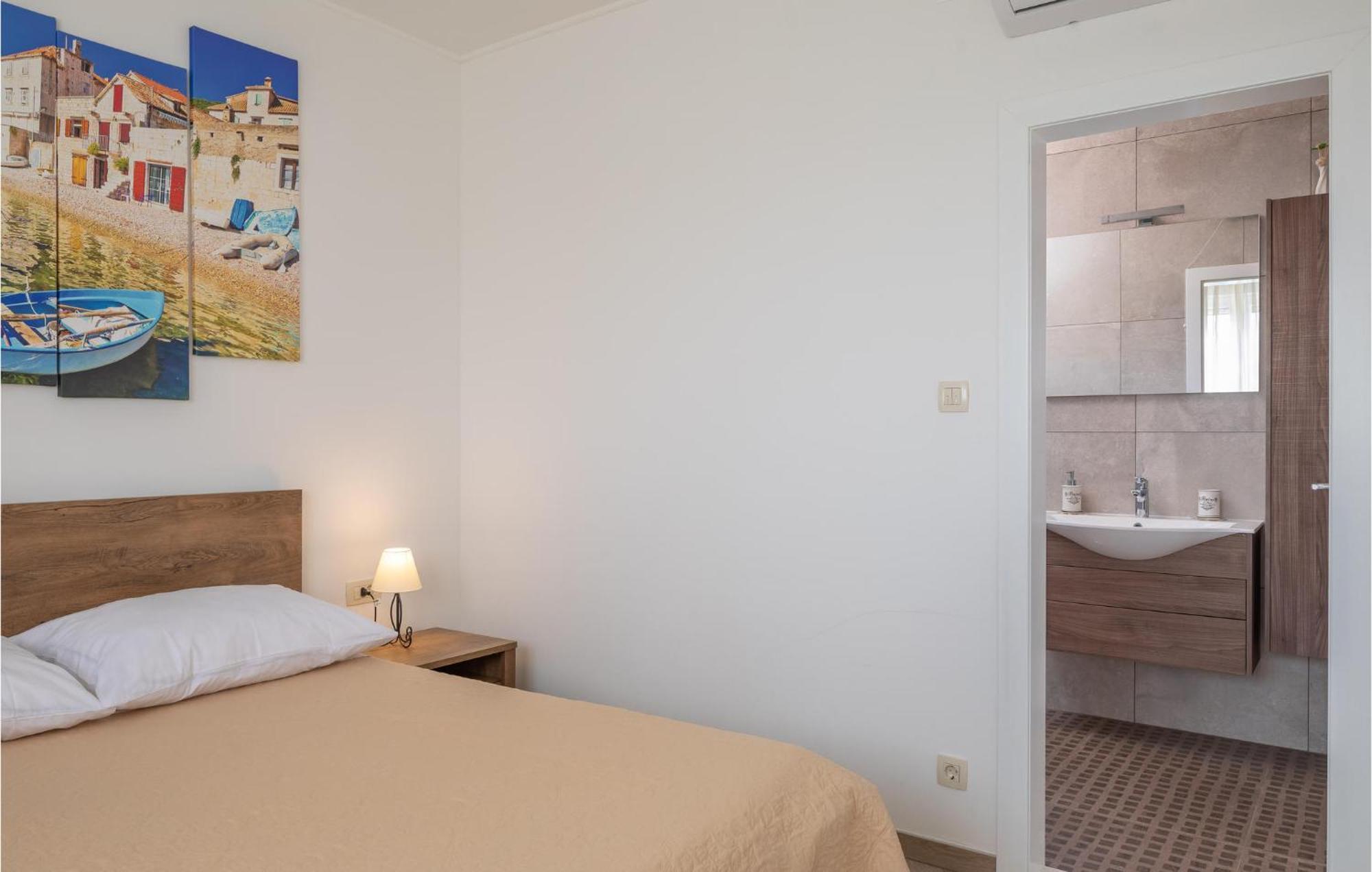 Cozy Home In Zrnovnica With Wifi מראה חיצוני תמונה