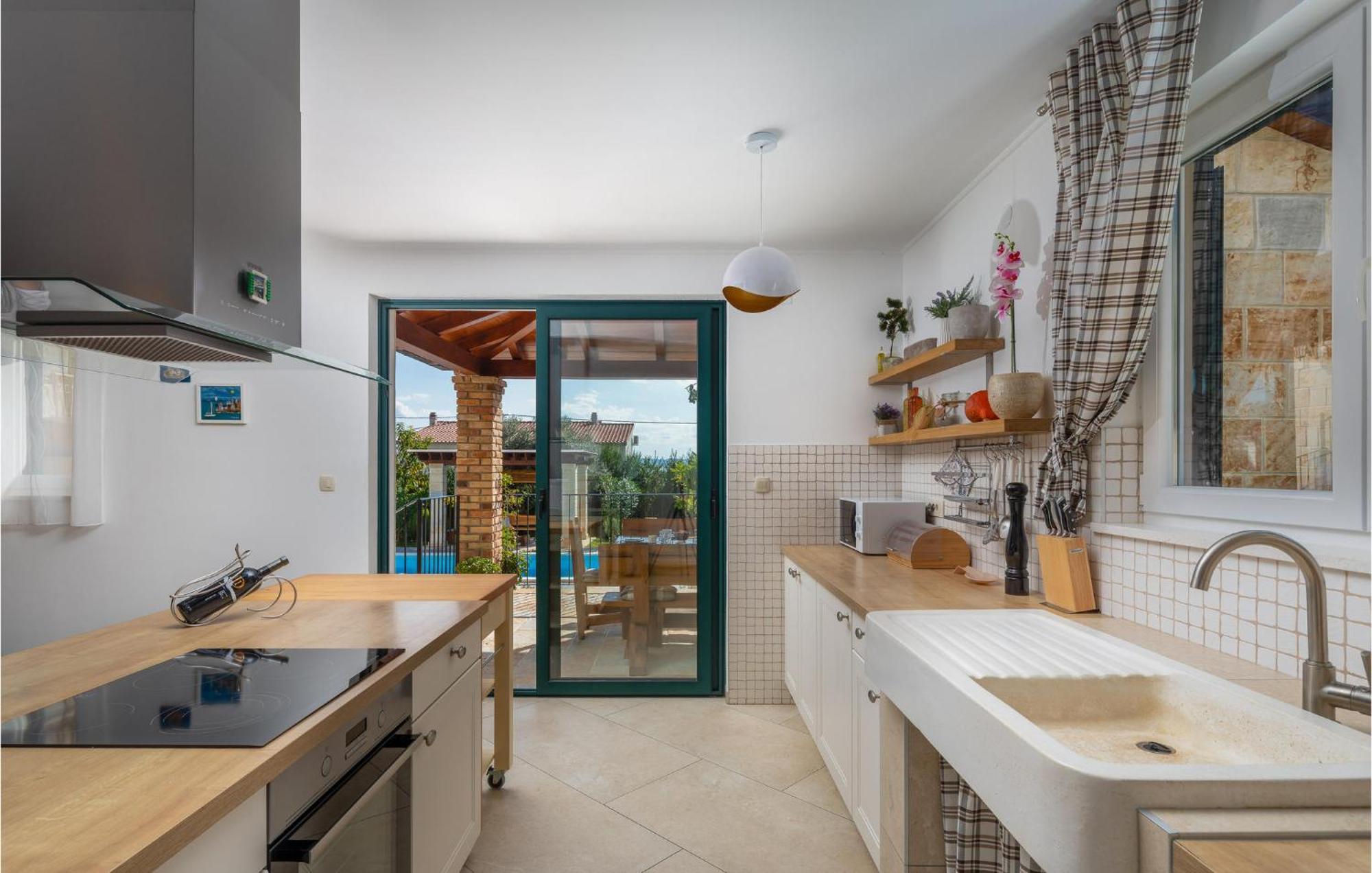 Cozy Home In Zrnovnica With Wifi מראה חיצוני תמונה