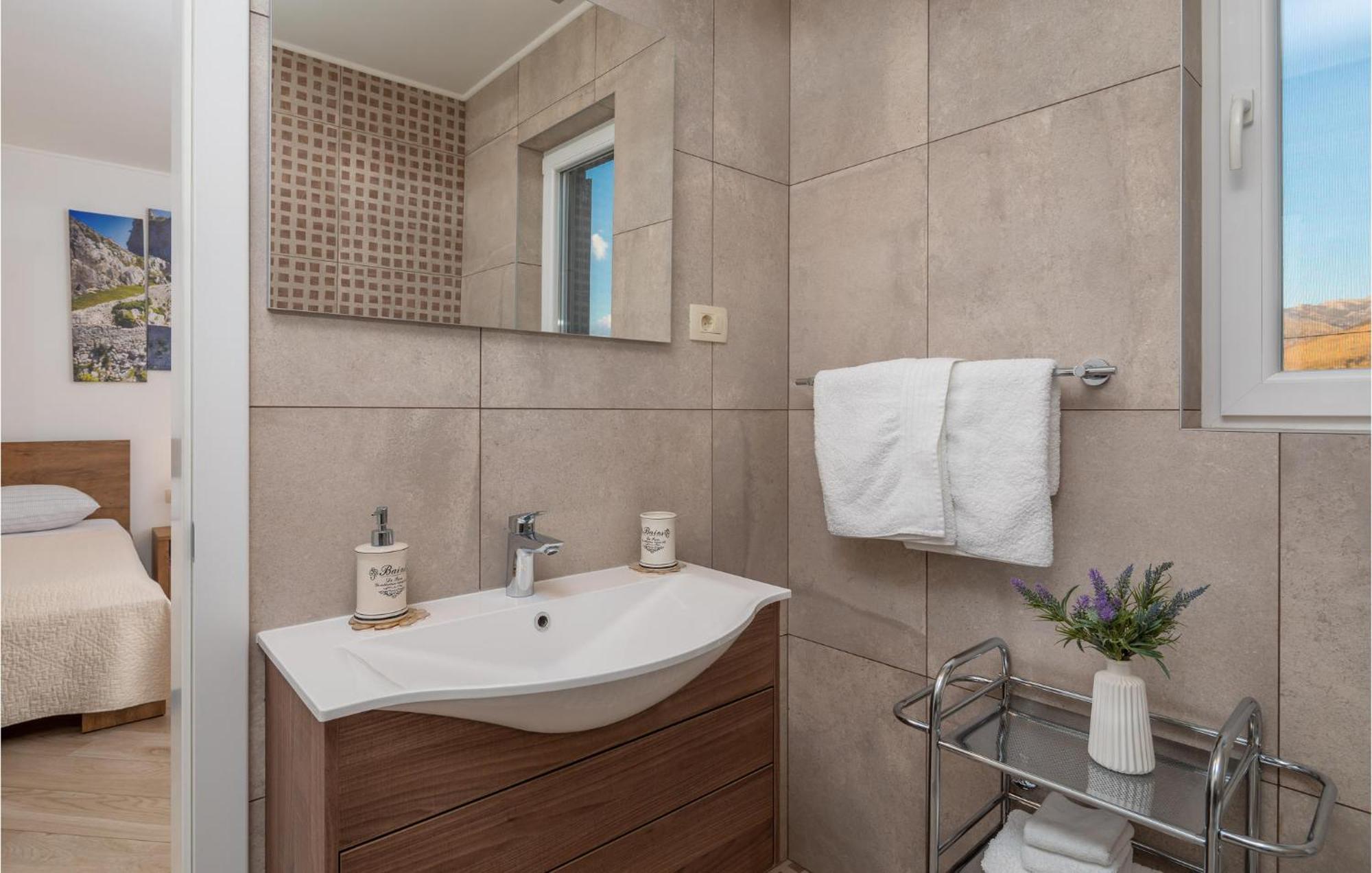 Cozy Home In Zrnovnica With Wifi מראה חיצוני תמונה