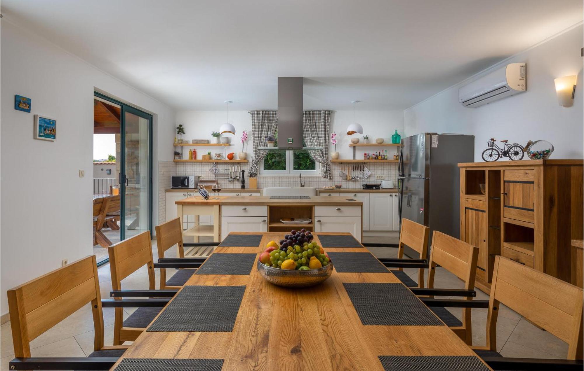 Cozy Home In Zrnovnica With Wifi מראה חיצוני תמונה