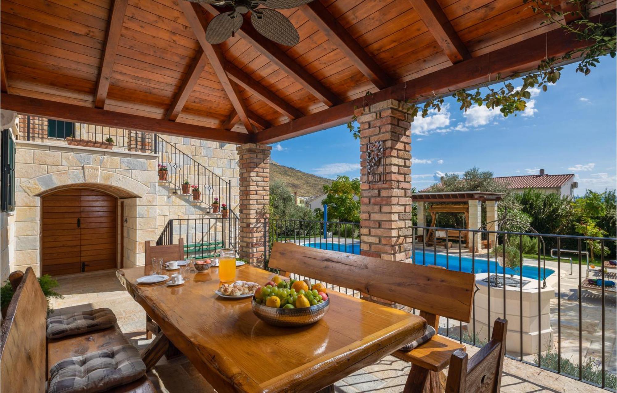 Cozy Home In Zrnovnica With Wifi מראה חיצוני תמונה