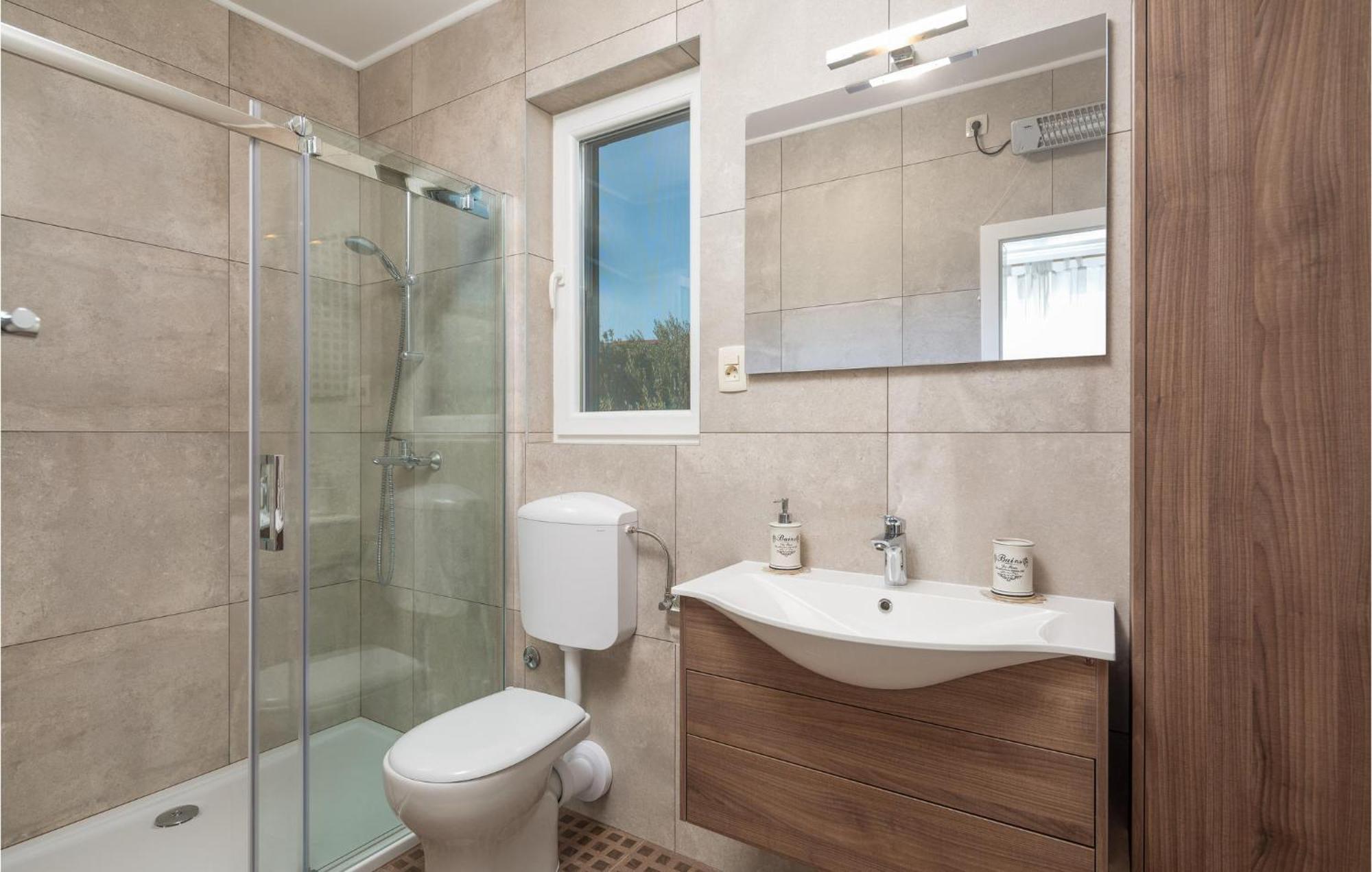 Cozy Home In Zrnovnica With Wifi מראה חיצוני תמונה