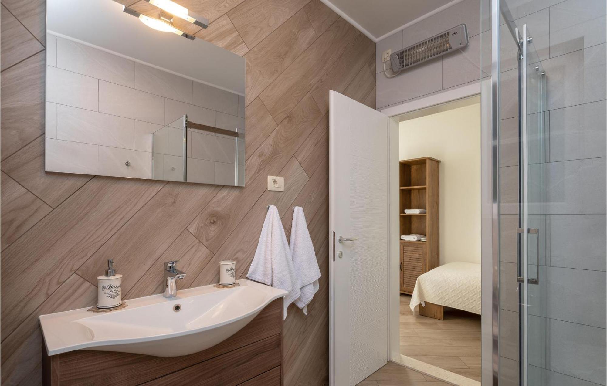 Cozy Home In Zrnovnica With Wifi מראה חיצוני תמונה