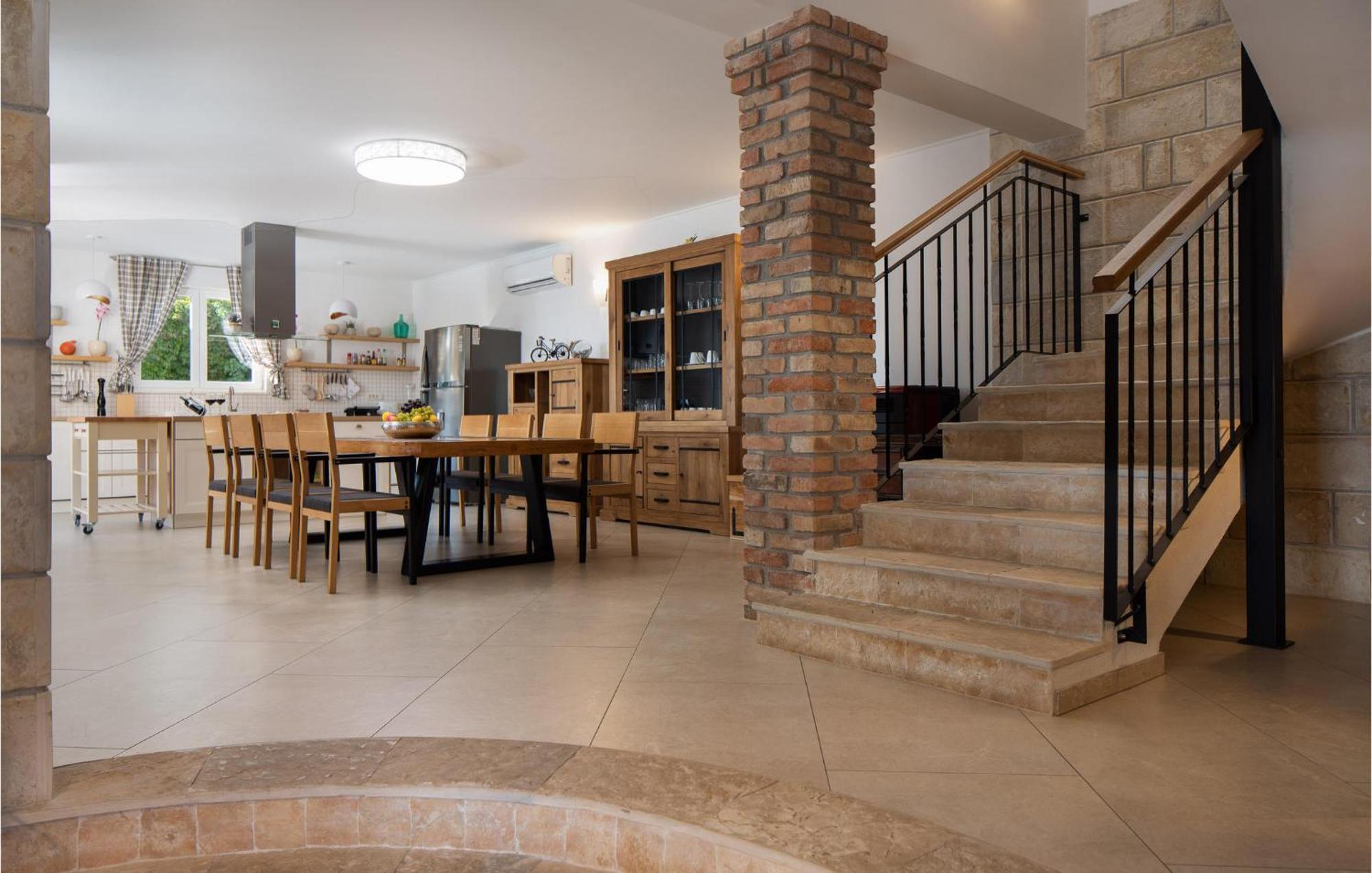 Cozy Home In Zrnovnica With Wifi מראה חיצוני תמונה