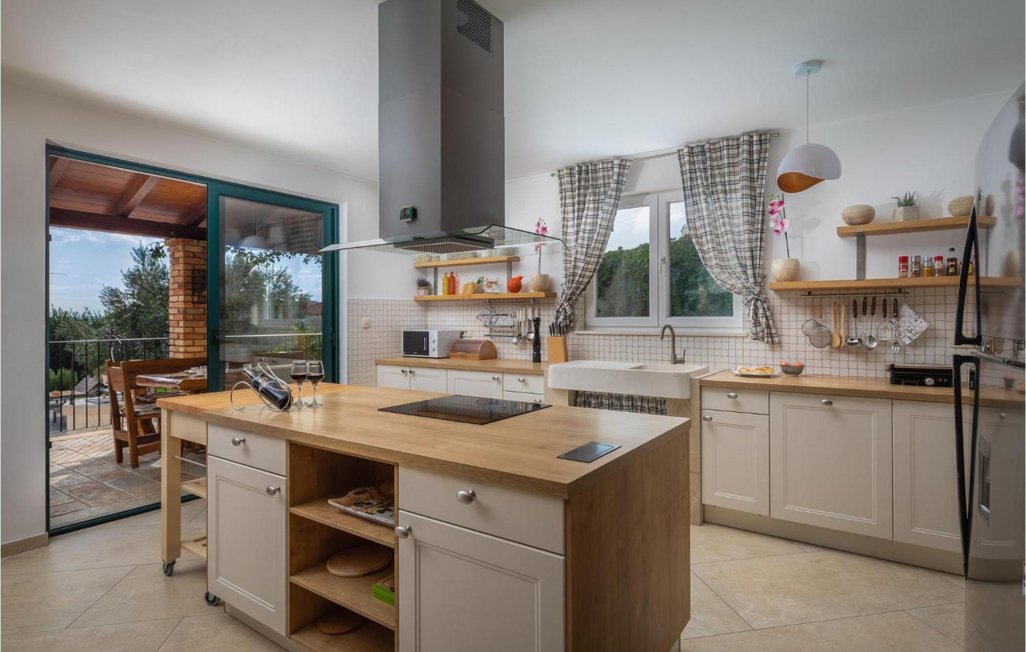 Cozy Home In Zrnovnica With Wifi מראה חיצוני תמונה