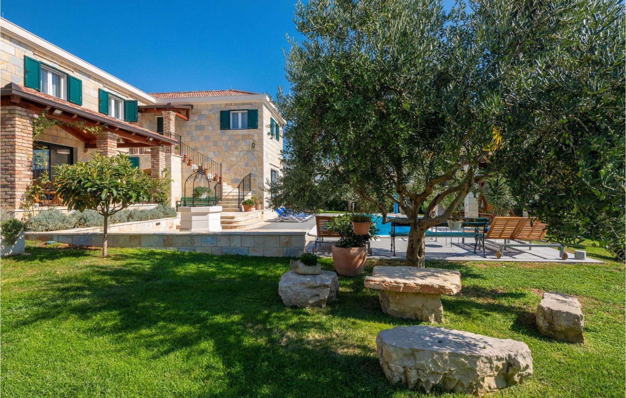 Cozy Home In Zrnovnica With Wifi מראה חיצוני תמונה
