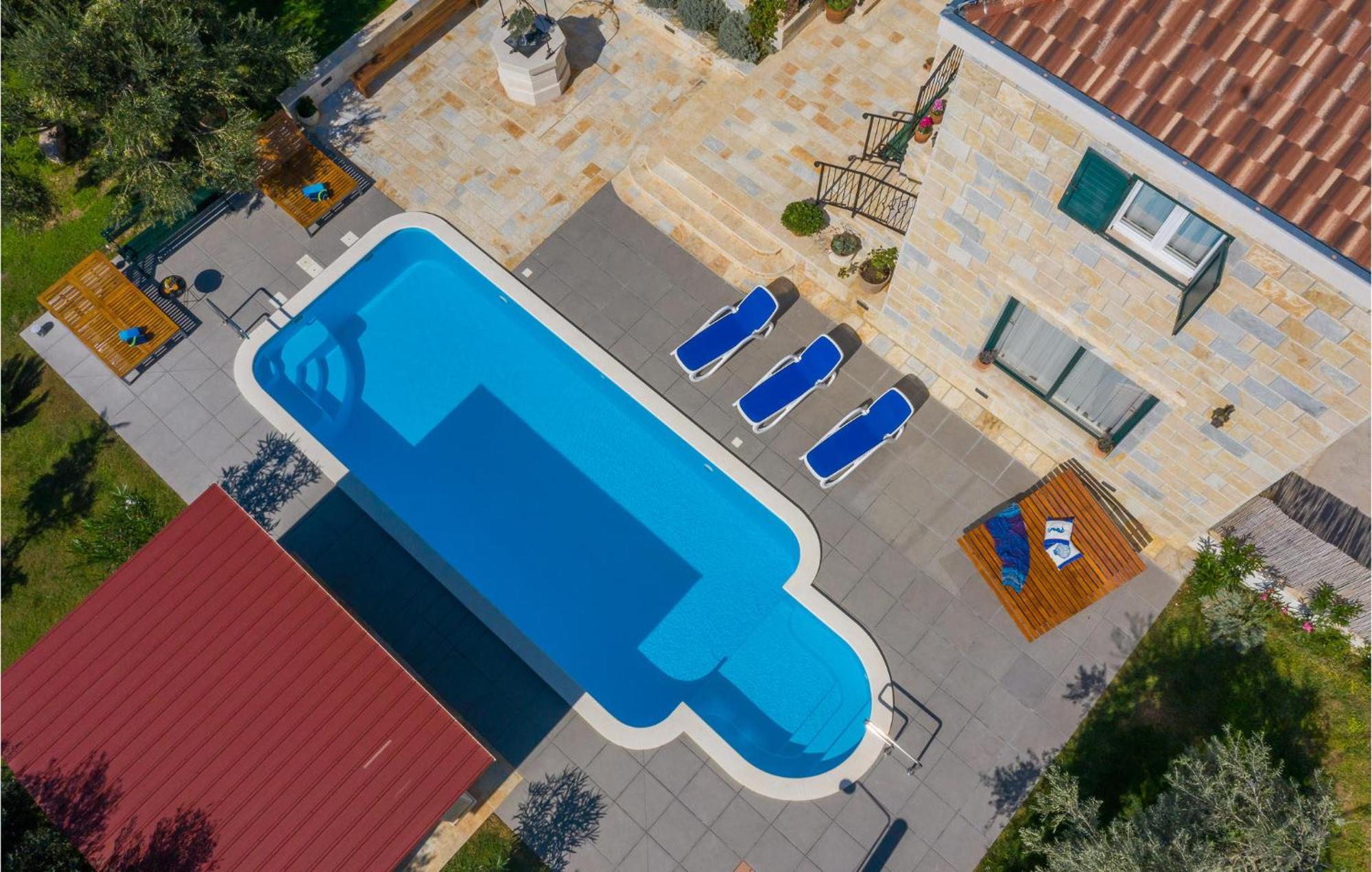 Cozy Home In Zrnovnica With Wifi מראה חיצוני תמונה