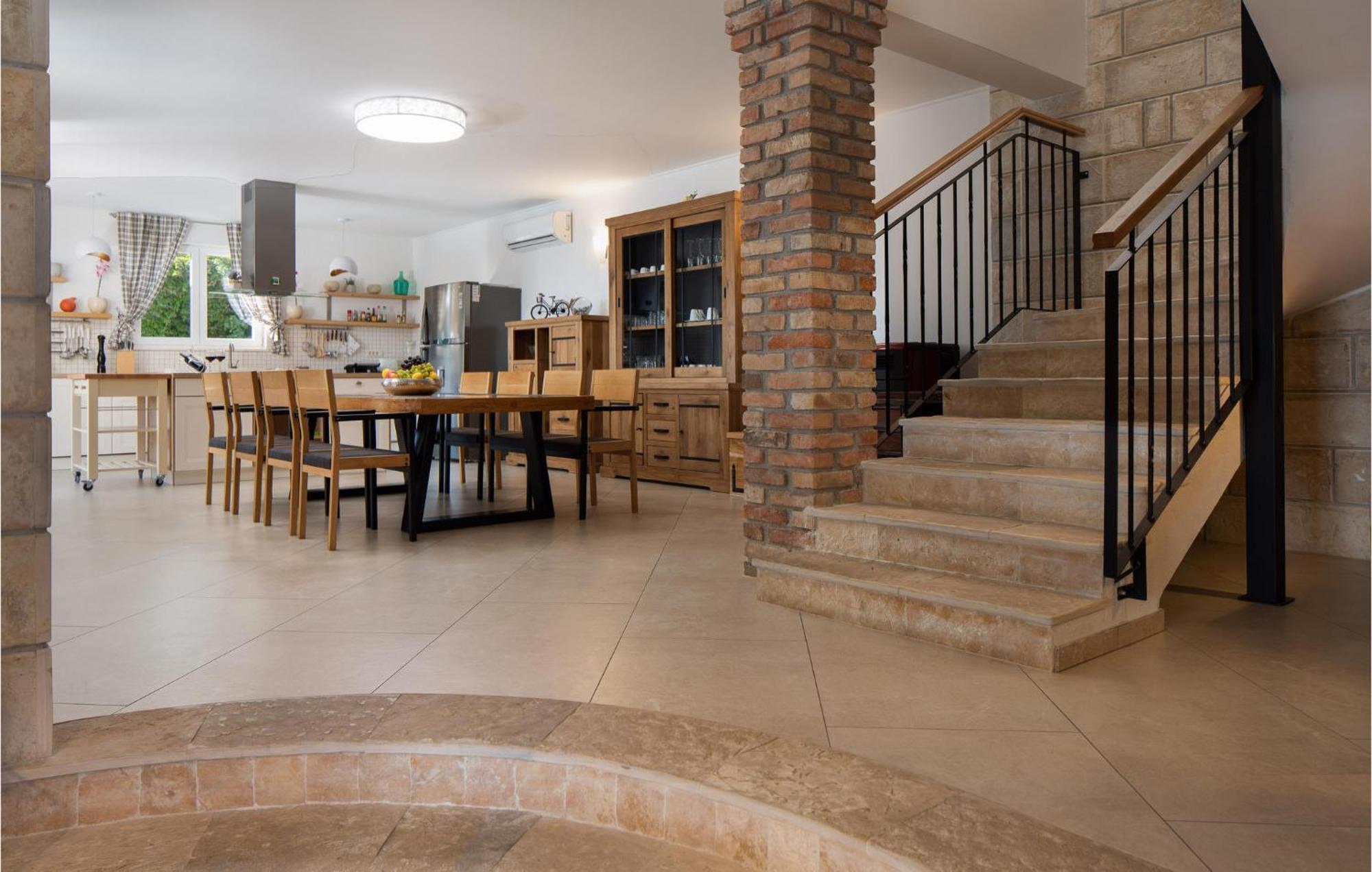 Cozy Home In Zrnovnica With Wifi מראה חיצוני תמונה